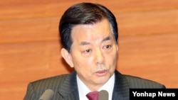 한민구 한국 국방부 장관이 18일 국회 본회의장에서 열린 비경제분야 대정부 질문에서 의원 질의에 답변하고 있다.