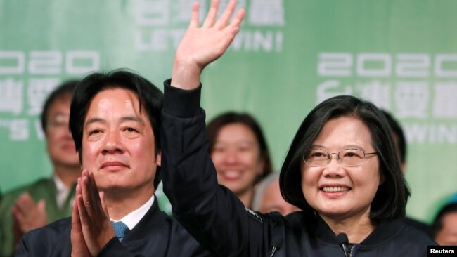台湾总统蔡英文胜选连任后与当选副总统赖清德向支持者招手致意。(2020年1月11日)