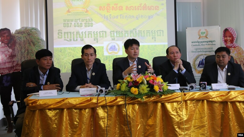 រូបឯកសារ៖ ប្រធានសហព័ន្ធស្រូវអង្ករកម្ពុជា លោក សុខ ពុទ្ធិវុធ ពន្យល់អំពីយន្តការដោះស្រាយបញ្ហាស្រូវអង្ករ នៅក្នុងសន្និសីទសារព័ត៌មានស្តីអំពីយុទ្ធនាការ «ទិញស្រូវអង្ករកម្ពុជា ជួយកសិករកម្ពុជា» នៅថ្ងៃទី ៤ ខែតុលា ឆ្នាំ២០១៦។ (អ៊ិត សូធឿត/VOA)