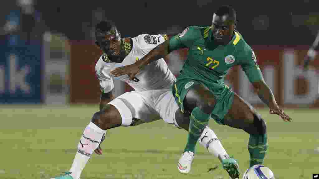 Henri Saivet du Sénégal, à droite, se défend contre Afriyie Acquah du Ghana, lors du match de football de la Coupe d&#39;Afrique des Nations Groupe C entre le Ghana et le Sénégal à Mongomo, Guinée équatoriale, lundi 19 janvier 2015.
