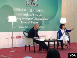 布鲁金斯研究院东亚所主任卜睿哲（左）应台湾著名作家龙应台（右）邀请，2016年5月21日在台北沙龙演讲。（美国之音齐勇明拍摄）