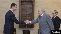 Tổng thống Syria Bashar al-Assad bắt tay Đặc sứ hòa bình quốc tế Lakhdar Brahimi tại cuộc họp ở Damascus, ngày 21/10/2012
