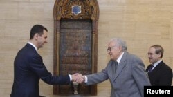 ປະທານາທິບໍດີຊີເຣຍ ທ່ານ Bashar al-Assad (ຊ້າຍ) ຈັບມືກັບກັບທູດສັນຕິພາບນາໆຊາດ
ທ່ານ Lakhdar Brahimi ກ່ອນການພົບປະກັນ ໃນວັນທີ 21 ຕຸລາ, 2011