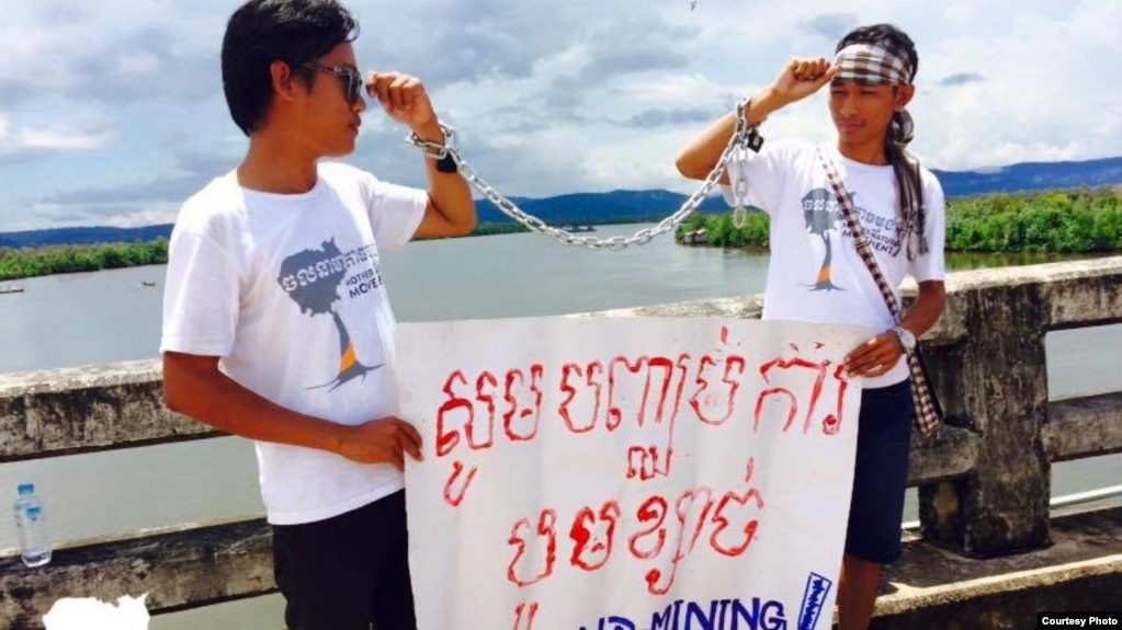 រូបឯកសារ៖ រូបថតនេះដែលត្រូវផ្សាយតាមទំព័រ Facebook របស់អង្គការមាតាធម្មជាតិកាលពីថ្ងៃទី១៥ ខែសីហា ឆ្នាំ២០១៥ បង្ហាញពីសកម្មភាពតវ៉ារបស់សកម្មជនអង្គការនេះក្នុងពេលកន្លងពេលថ្មីៗនេះ។ (អង្គការមាតាធម្មជាតិ)