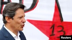 El candidato presidencial del Partido de los Trabajadores (PT) de Brasil, Fernando Haddad, sale de la sede de la Policía Federal, donde el ex presidente brasileño Luiz Inácio Lula da Silva está preso, después de visitarlo en Curitiba, Brasil el 17 de septiembre de 2018.