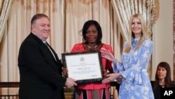 Državni sekretar Pompeo i visoka savetnica Bele kuće Ivanka Tramp uručili su nagradu za hrabrost u borbi protiv trafikinga Adelaidi Savadogo iz Burkine Faso.