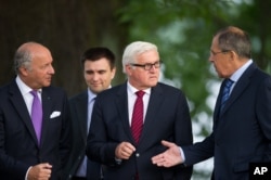 Ngoại trưởng bốn nước Pháp, Ukraine, Đức, Nga (từ trái sang) đi dạo trước khi tham dự cuộc họp ở Nhà khách Bộ Ngoại giao ở Berlin, 17/8/2014.