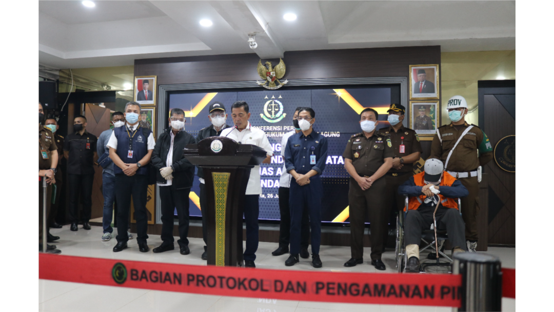 Jamintel Sunarta (baju putih) memberi keterangan pers mengenai pemulangan buron Hendra Subrata, di Jakarta, Sabtu, 26 Juni 2021. (Foto: Courtesy)