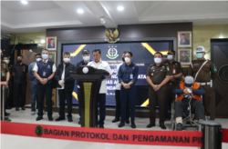 Jamintel Sunarta (baju putih) memberi keterangan pers mengenai pemulangan buron Hendra Subrata, di Jakarta, Sabtu, 26 Juni 2021. (Foto: Courtesy)