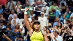 Japonez Ayisyen Naomi Osaka salye foul la apre yon match nan premye etap chanpyona tenis US Open nan nan Nouyok, 30 Out, 2021. 