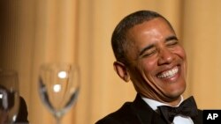 Presiden Obama tertawa dalam "White House Association Correspondent Dinner" di Washington DC, 2014. (AP Photo/Jacquelyn Martin)