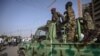 Des militaires soudanais surveillant des manifestants devant le ministère de la défense à Khartoum, le 27 avril 2019.