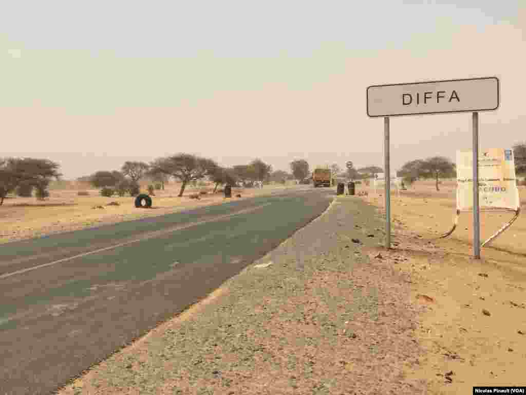 Entrée est de la ville de Diffa, Niger, le 17 avril 2017 (VOA/Nicolas Pinault)