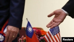 美國眾院外事委員會主席羅伊斯2018年3月訪台時台灣方面佈置的旗幟。(路透社)