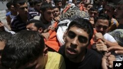 အစ္စရေးလေကြောင်းတိုက်ခိုက်မှုအတွင်း သေဆုံးခဲ့တဲ့ အစ္စလာမ်မစ် စစ်သွေးကြွတစ်ဦးရဲ့ ဈာပနမြင်ကွင်း။ (ဂျူလိုင် ၁၂၊ ၂၀၁၄)