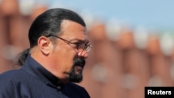 El actor estadounidense Steven Seagal observa en la Plaza Roja de Moscú el desfile por el 73 aniversario de la victoria rusa sobre la Alemania nazi en la II Guerra Mundial. Mayo 9 de 2018.
