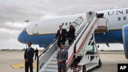 El secretario de Estado Mike Pompeo y su esposa Susan desembarcan de sus aviones en Amman, Jordania, al comienzo de una gira por Medio Oriente.