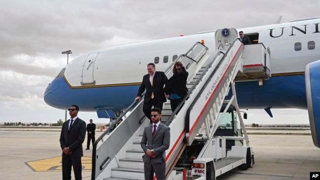 El secretario de Estado Mike Pompeo y su esposa Susan desembarcan de sus aviones en Amman, Jordania, al comienzo de una gira por Medio Oriente.