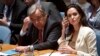 آنجلینا جولی (راست) هنرپیشنه مطرح سینمای آمریکا و سفیر ویژه سازمان ملل در امور آوارگان در نشست شورای امنیت سازمان ملل - ۴ اردیبهشت ۹۴ 