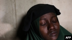 烏邁拉穆斯塔法在家中哭泣。她的兩個女兒也在被綁架的300多個女孩當中。