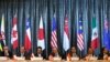 美国贸易代表、日本经济大臣和新加坡、加拿大、秘鲁、马来西亚和墨西哥的贸易部长在有关TPP的记者会上（2014年2月 资料照片）