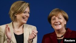 Thủ tướng Đức Angela Merkel và Phó Chủ tịch đảng CDU Julia Kloeckner tham dự một cuộc mít tinh ở Landau, Đức, ngày 22/2/2016. Phúc trình của IPU ghi nhận trong năm ngoái con số phụ nữ thành viên quốc hội tăng chậm chỉ có 0,5% trong 58 cuộc bầu cử quốc gia.