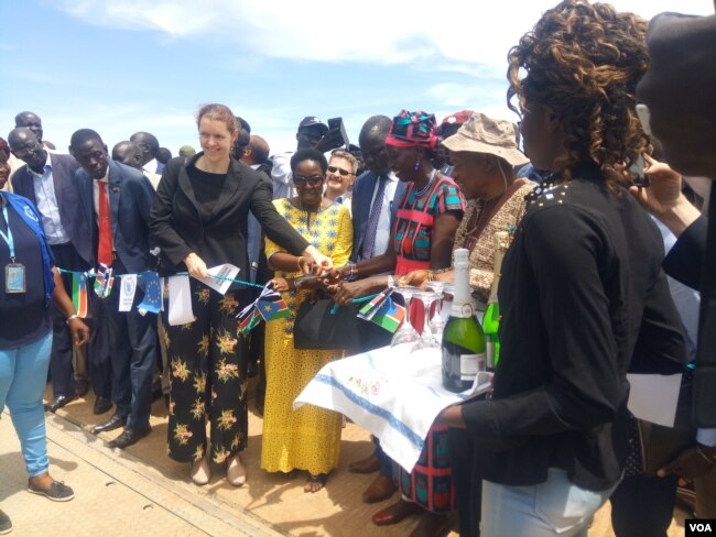 EU and government officials, including South Sudan Minister of Roads and Bridges Rebecca Joshua Okwaci, celebrate the opening of an EU-funded bridge in Kuajok, June 6, 2019. (Waakhe Simon Wudu/VOA)