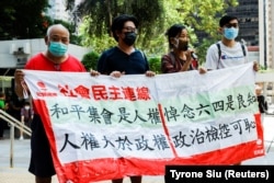 Aktivis pro-demokrasi meneriakkan slogan-slogan di luar pengadilan, Hong Kong, China, 15 September 2021. (Foto: REUTERS /Tyrone Siu)