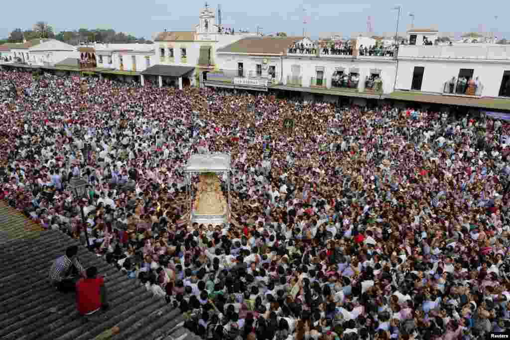 Os peregrinos juntaram-se ao redor da Virgem de El Rocio durante uma procissão em torno do santuário de El Rocio em Almonte, sul da Espanha. &nbsp;