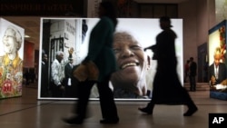 Fotos gigantes de Nelson Mandela son mostradas en el Centro Civico de Cape Town, Sudáfrica.