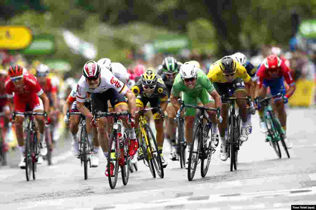 British rider Mark Cavendish (C-R) of Team Dimension Data sprints to win the 3rd stage during the 103rd edition of the Tour de France cycling race over 223.5km between Granville and Angers, France, July 04, 2016.