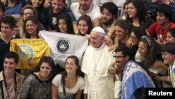 Pope Francis poses for a picture with Argentinian youths during his Wednesday general audience at the Vatican, August 2015. (REUTERS)