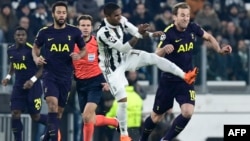 Douglas Costa, au centre, attaquant de la Juventus, lors du match entre la Juventus et Tottenham Hotspur à Turin le 13 février 2018.