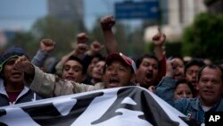 星期四發生在墨西哥城國家宮外面的衝突。成千上萬人參加了集會。
