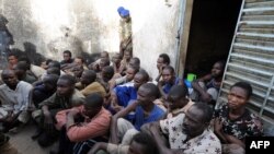 Les soldats tchadiens gardent des prisonniers dans la cour d'une prison de gendarmerie, Ndjamena, 13 février 2008.