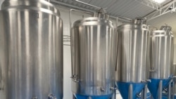En estos cilindros se fermenta y madura la cerveza durante 20 días. [Foto: VOA)]