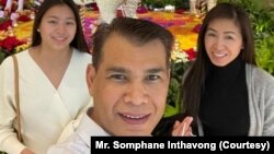 ທ່ານສົມພານ ອິນທະວົງ ຫຼື ໄມຄ໌ ພ້ອມດ້ວຍພັນລະຍາ ຢູ່ເບື້ອງຂວາ ແລະລູກສາວ ຢູ່ເບື້ອງຊ້າຍ.