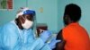 Wata tana karbar allurar rigakafin cutar ebola a Liberia