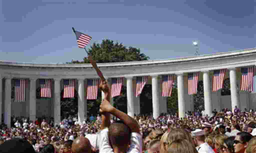 Miles esperan el discurso del presidente Barack Obama en el Cementerio de Arlington, Virginia, durante la conmemoración del Día de los Caídos.