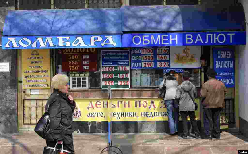 People gather outside a currency exchange office in the Crimean city of Simferopol, April 4, 2014.