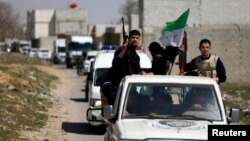 20일 시리아 다마스쿠스 외곽에서 반군들이 유엔 구호물품을 실은 차량 행렬을 호위하고 있다.