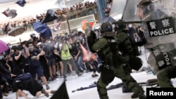 홍콩 사텐의 대형상가 '뉴타운 플라자'에서 무장경찰들이 시위대를 해산시키기 위해 페퍼 스프레이를 뿌리고 있다. 