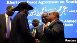 South Sudan President Salva Kiir, Sudan's President Omar Al-Bashir and South Sudan rebel leader Riek Machar talk after signing a peace agreement aimed to end a war in which tens of thousands of people have been killed, in Khartoum, Sudan, June 27, 2018. 