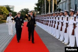 2015年1月14日，广州军区副司令员兼南海舰队司令沈金龙和来访的新西兰皇家海军总司令杰克·施泰尔在广东湛江检阅仪仗队。
