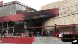 Soldados montaban guardia frente al Casino Royale en Monterrey, Mexico, tras el sangriento ataque el 26 de agosto de 2011.