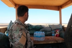 쿠르드 반군이 주도하는 시리아민주군(SDF) 소속 군인이 지난 10월 전 미군 주둔기지에서 보초를 서고 있다.