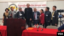 Panelists posed for a group photo at a conference, organized by the Khmer People Network for Cambodia (KPNC), in Seattle, Washington, Saturday, October 14, 2017. (Sok Khemara/VOA Khmer)