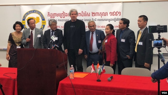 Panelists posed for a group photo at a conference, organized by the Khmer People Network for Cambodia (KPNC), in Seattle, Washington, Saturday, October 14, 2017. (Sok Khemara/VOA Khmer)