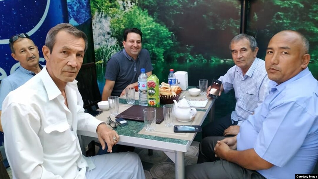 Stiv Sverdlov O'zbekistonda sobiq siyosiy mahbuslar Dilmurod Sayyid, A'zam Farmonov, A'zam Turg'unov va boshqa faollar bilan, Toshkent, iyun, 2019