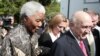 L'ancien président sud-africain Nelson Mandela (à gauche) et le dernier président blanc sud-africain, Frederik De Klerk (à droite), se rendent au siège de la FIFA le 14 mai 2004.